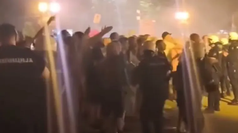 Kaos u Srbiji, vatromet i kamenje letjeli na prosvjednike: &Scaron;ire se snimke nereda