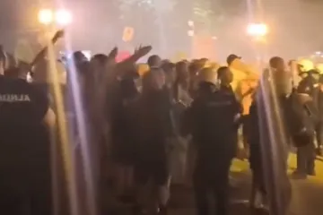 Kaos u Srbiji, vatromet i kamenje letjeli na prosvjednike: Šire se snimke nereda