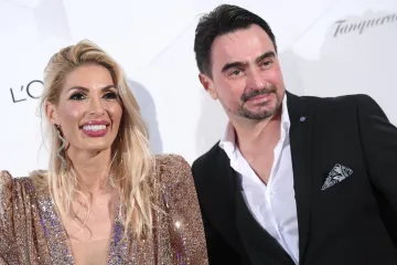 Jole na romantičnoj večeri sa suprugom: Ona pripijenom haljinom izazvala oduševljenje fanova