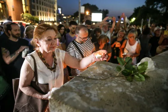 Oproštaj od Gabi Novak, Arsena i Matije: Tuga na licima, polagali cvijeće i svijeće
