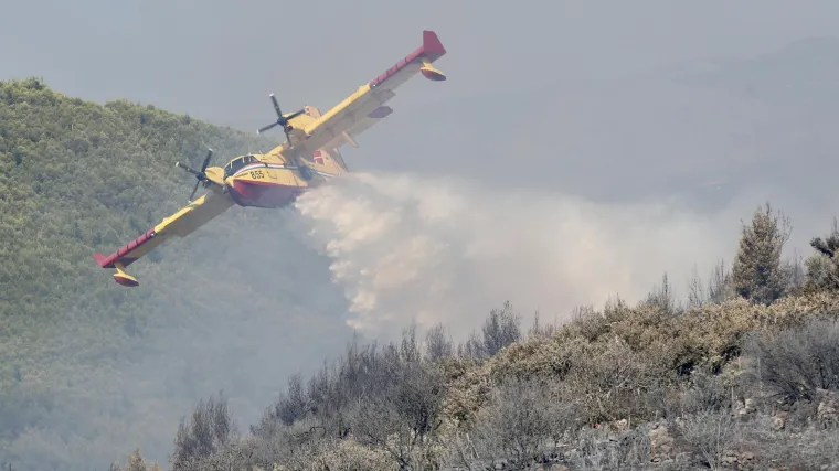 Golema buktinja u Istri! Muku stvara jaka bura, stigao i treći kanader