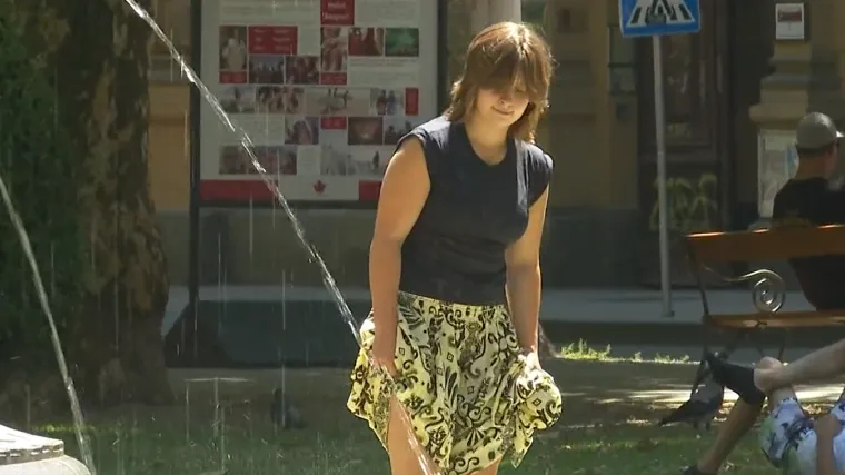 Svi osvježenje traže u moru dok njima na radnom mjestu - gori: 'Kao da smo ispod peke, ali mora se'