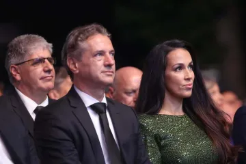 Slovenski premijer uskoro će stati na 'ludi kamen'? Već je tri godine u vezi s prelijepom Tinom