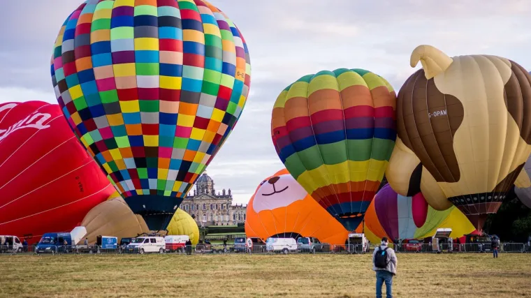 Drama u zraku: Počeli padati i udarili u tlo, poispadali iz košare - jedna osoba mrtva