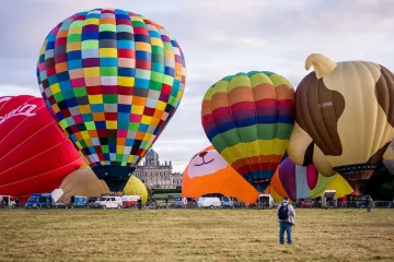 Drama u zraku: Počeli padati i udarili u tlo, poispadali iz košare - jedna osoba mrtva