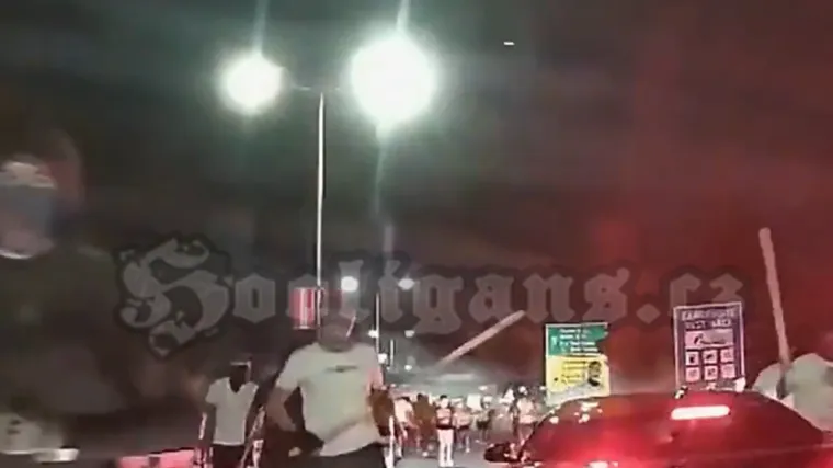 Jezive snimke iz Beograda: Delije s palicama jurišaju na Poljake