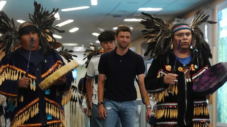 Mulleru na dočeku u novom klubu zasvirali indijanci: Prvo je gledao u šoku pa se počeo smijati