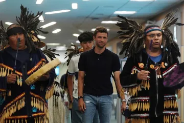 Mulleru na dočeku u novom klubu zasvirali indijanci: Prvo je gledao u šoku pa se počeo smijati