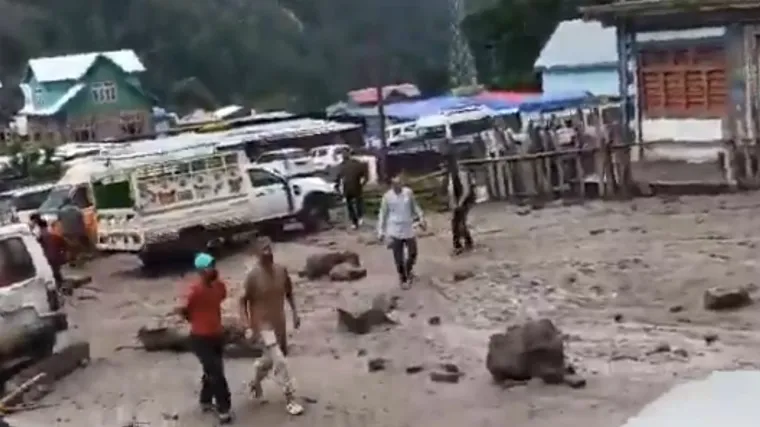 Zasula ih iznenadna kiša: Više od 30 mrtvih, hodočasnici nestali u stravičnim poplavama