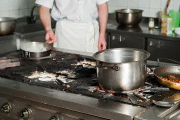 Inspekcija zatvorila restoran: U zamrzivaču pronađeno pseće meso, u kuhinji mišji izmet