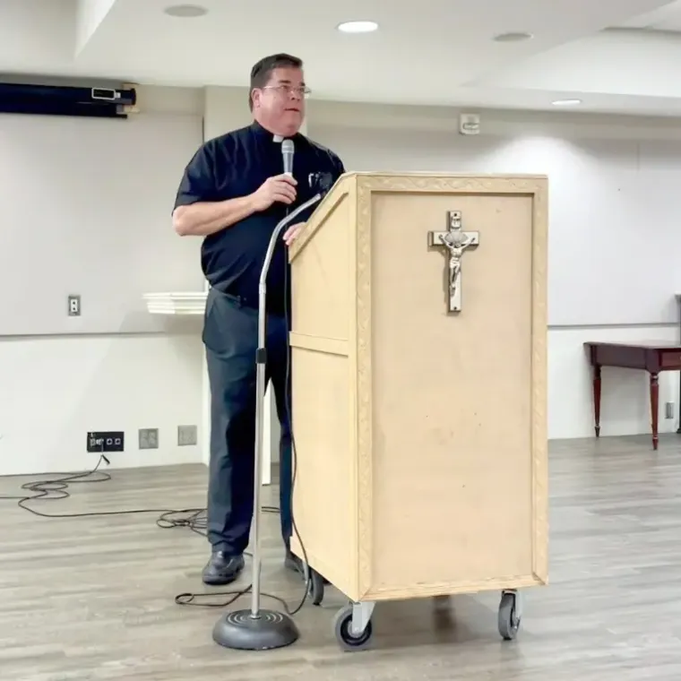 Svećenik optužen da je godinama spavao s maloljetnom striptizetom: Plaćao joj stotine tisuća dolara za &scaron;utnju?