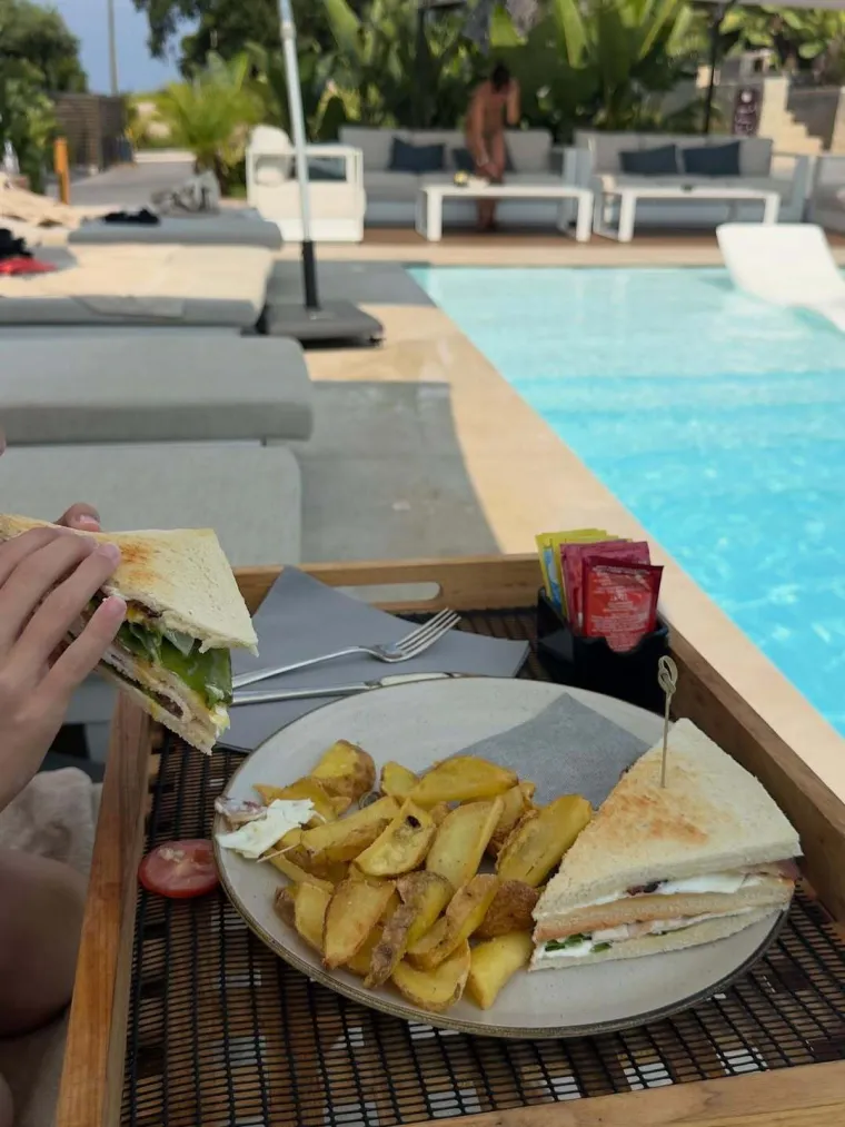 Nikolina Pišek u minijaturnom bikiniju – pogledajte što je jela, a linija joj i dalje savršena