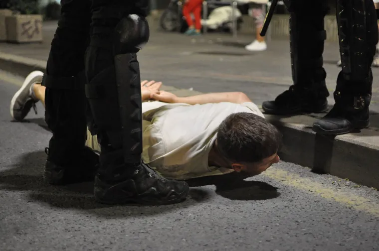 Eskalacija prosvjeda! Jaja, dimne bombe, razbijena stakla i demolirane prostorije SNS-a