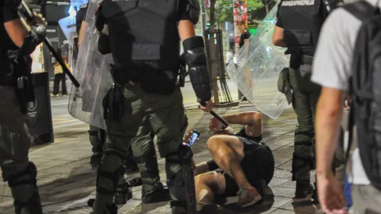 Eskalacija prosvjeda! Jaja, dimne bombe, razbijena stakla i demolirane prostorije SNS-a