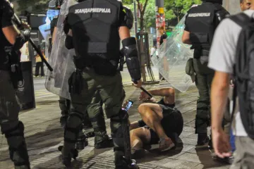 Eskalacija prosvjeda! Jaja, dimne bombe, razbijena stakla i demolirane prostorije SNS-a