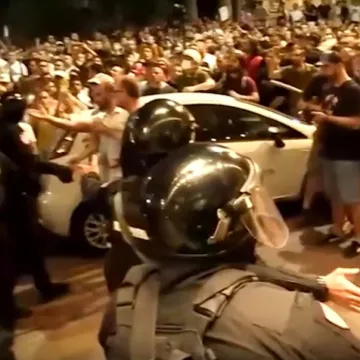Totalna eskalacija prosvjeda: Lete jaja, dimne bombe, žestoki sukobi prosvjednika i policije