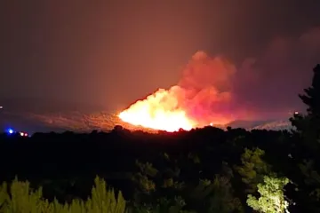 Udar groma izazvao požar na Braču: Vatrogasci se bore s vatrenom stihijom