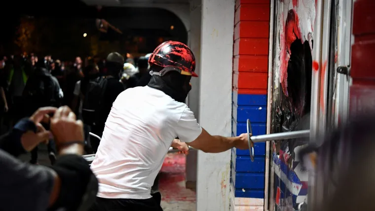 Hrvat (23) uhićen na prosvjedima u Srbiji? Evo što kažu iz Veleposlanstva