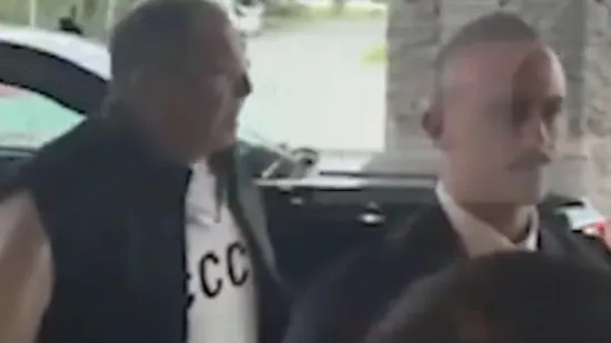 Lavrov provocira natpisom na ćirilici? Pogledajte u kakvoj majici je stigao na Aljasku