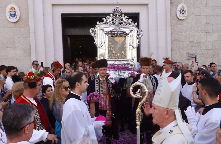 Sinjski alkari, bogoslovi, branitelji i medicinske sestre u procesiji nose sliku Gospe Sinjske