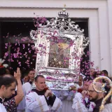 Sinjski alkari, bogoslovi, branitelji i medicinske sestre u procesiji nose sliku Gospe Sinjske