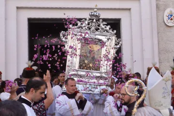 Sinjski alkari, bogoslovi, branitelji i medicinske sestre u procesiji nose sliku Gospe Sinjske