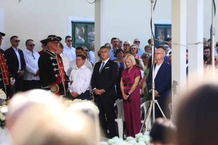 Blistala u prvom redu, odmah do Plenkovića: Elegantna Iva Rinčić mamila poglede u fuksija kombinezonu