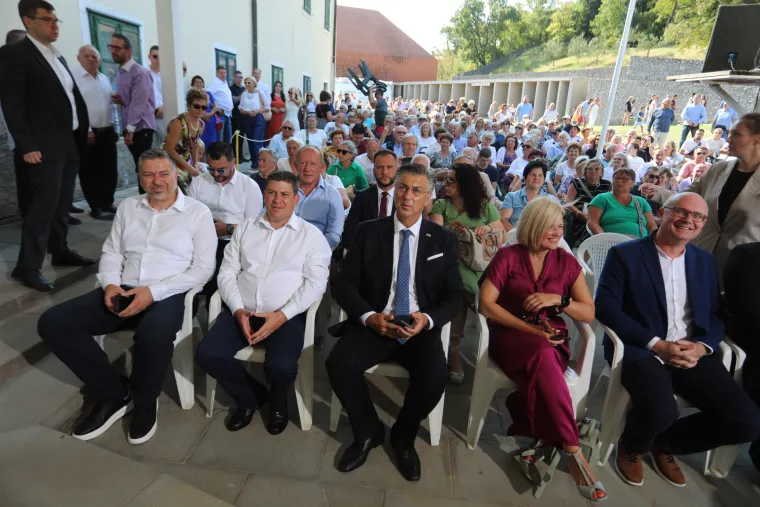 Blistala u prvom redu, odmah do Plenkovića: Elegantna Iva Rinčić mamila poglede u fuksija kombinezonu