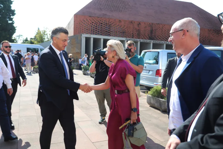 Blistala u prvom redu, odmah do Plenkovića: Elegantna Iva Rinčić mamila poglede u fuksija kombinezonu