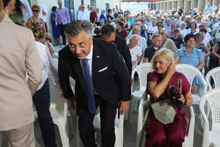 Blistala u prvom redu, odmah do Plenkovića: Elegantna Iva Rinčić mamila poglede u fuksija kombinezonu