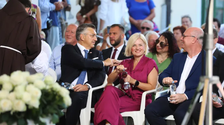 Blistala u prvom redu, odmah do Plenkovića: Elegantna Iva Rinčić mamila poglede u fuksija kombinezonu