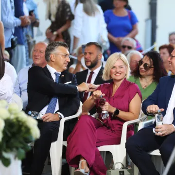 Blistala u prvom redu, odmah do Plenkovića: Elegantna Iva Rinčić mamila poglede u fuksija kombinezonu