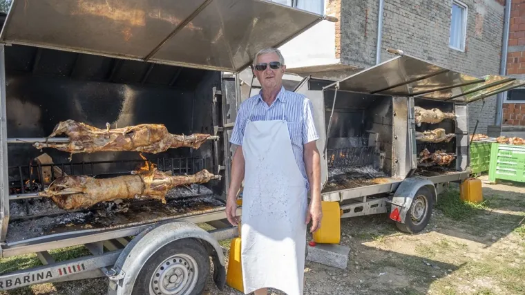 Gospodin Ivan već 40 godina peče janjce i odojke za Veliku Gospu: 'Tajna je u ljubavi prema poslu'
