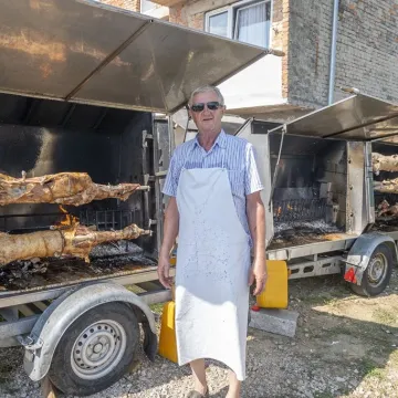 Gospodin Ivan već 40 godina peče janjce i odojke za Veliku Gospu: 'Tajna je u ljubavi prema poslu'