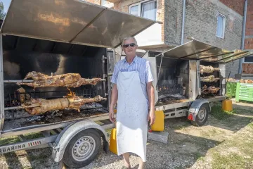 Gospodin Ivan već 40 godina peče janjce i odojke za Veliku Gospu: 'Tajna je u ljubavi prema poslu'