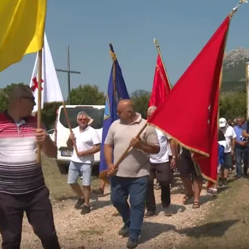 Stotine hodočasnika na stazama Velebita: Zavjet Gospi jači od umora i visina