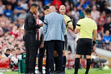 Utakmica Liverpoola i Bournemoutha prekinuta je na nekoliko minuta, razlog je za osudu