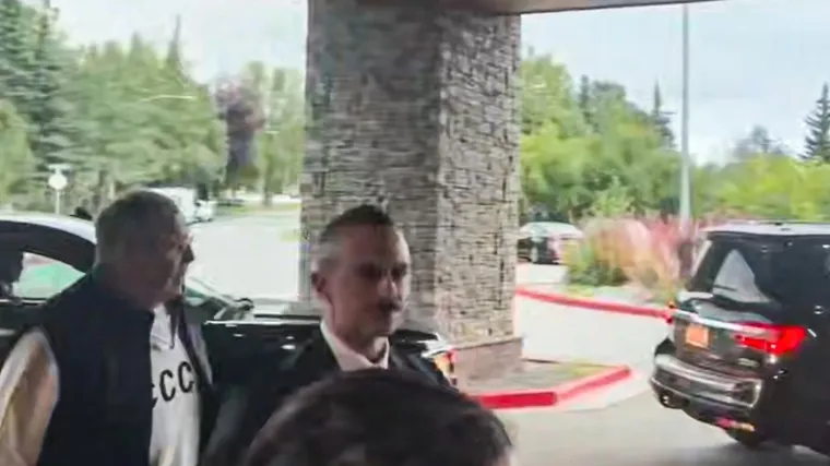 Svi pričaju o majici u kojoj je Putinov ministar došao na Aljasku. Natpis izazvao buru, otkriveno koliko košta