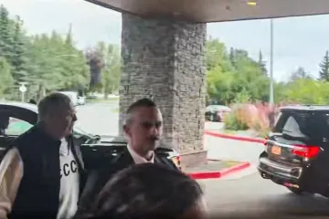 Svi pričaju o majici u kojoj je Putinov ministar došao na Aljasku. Natpis izazvao buru, otkriveno koliko košta