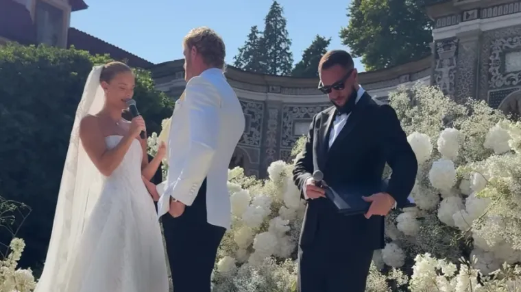 Slavni YouTuber i prekrasna manekenka izrekli sudbonosno 'da': Njezina vjenčanica oduzima dah