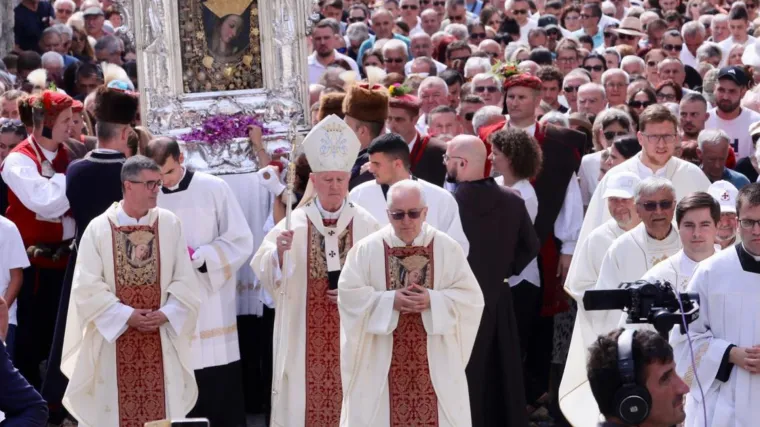 S oltara na Veliki Gospu fra Marinko poručio mladima: 'Neka u patnji umru oni kojima smeta vaše zajedništvo'