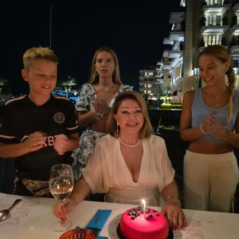 Rođendansko iznenađenje: Neda Ukraden skinula se u badić i pokazala slavljeničku tortu