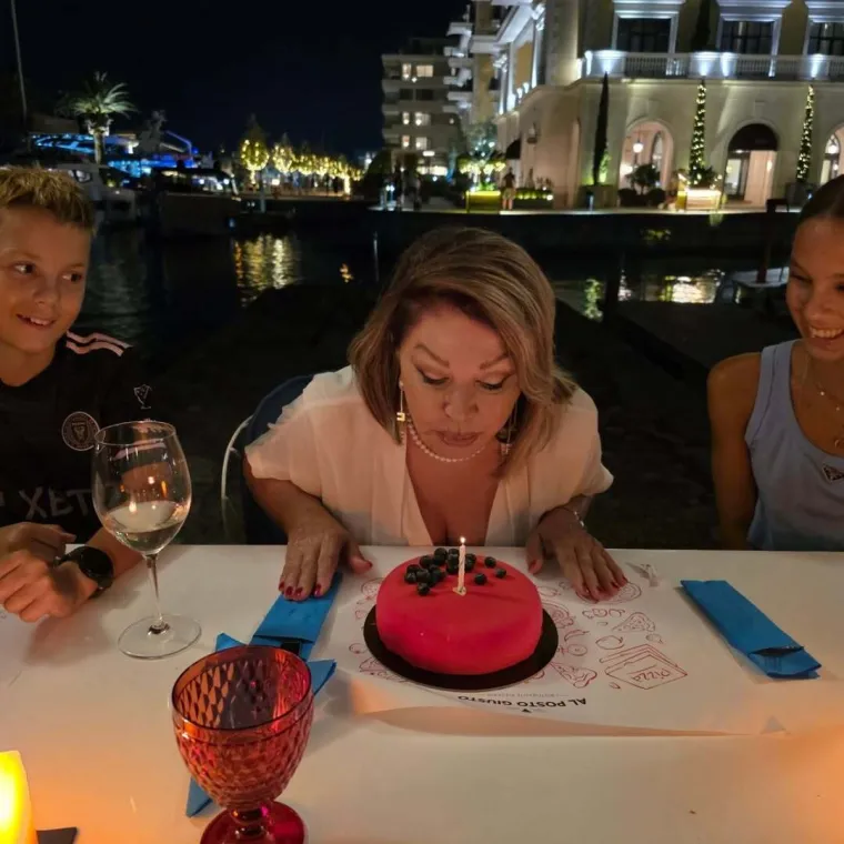 Rođendansko iznenađenje: Neda Ukraden skinula se u badić i pokazala slavljeničku tortu