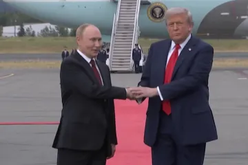 Trump je Putina nakon što su se rukovali, potapšao po ruci. Stručnjakinja otkriva što to znači