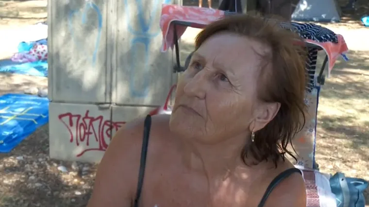 Toplinski val ne popušta, Riječani spas tražili na plaži: 'Hlad, sunce, i iće i piće, svega ima'