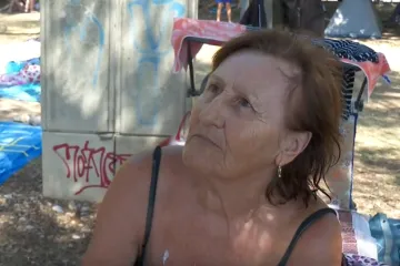 Toplinski val ne popušta, Riječani spas tražili na plaži: 'Hlad, sunce, i iće i piće, svega ima'