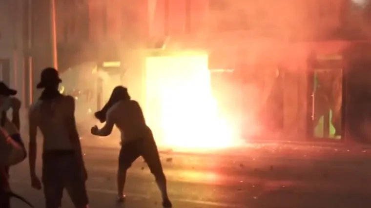 Novi prosvjedi diljem Srbije: Prosvjednici se sukobili s policijom, zapalili zastavu Šešeljeve stranke