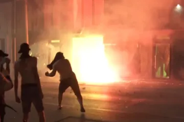 Novi prosvjedi diljem Srbije: Prosvjednici se sukobili s policijom, zapalili zastavu Šešeljeve stranke