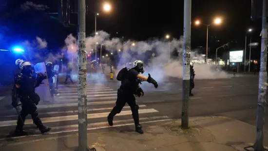 Prizori iz Srbije obilaze svijet! Letjele baklje, demolirano sjedi&scaron;te SNS-a, policija i vojska na ulici