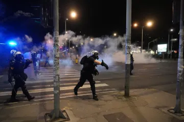 Prizori iz Srbije obilaze svijet! Letjele baklje, demolirano sjedište SNS-a, policija i vojska na ulici